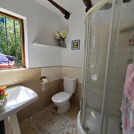 Casona Junto Al Narcea بيت للعطل