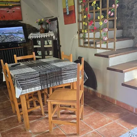 Casona Junto Al Narcea بيت للعطل